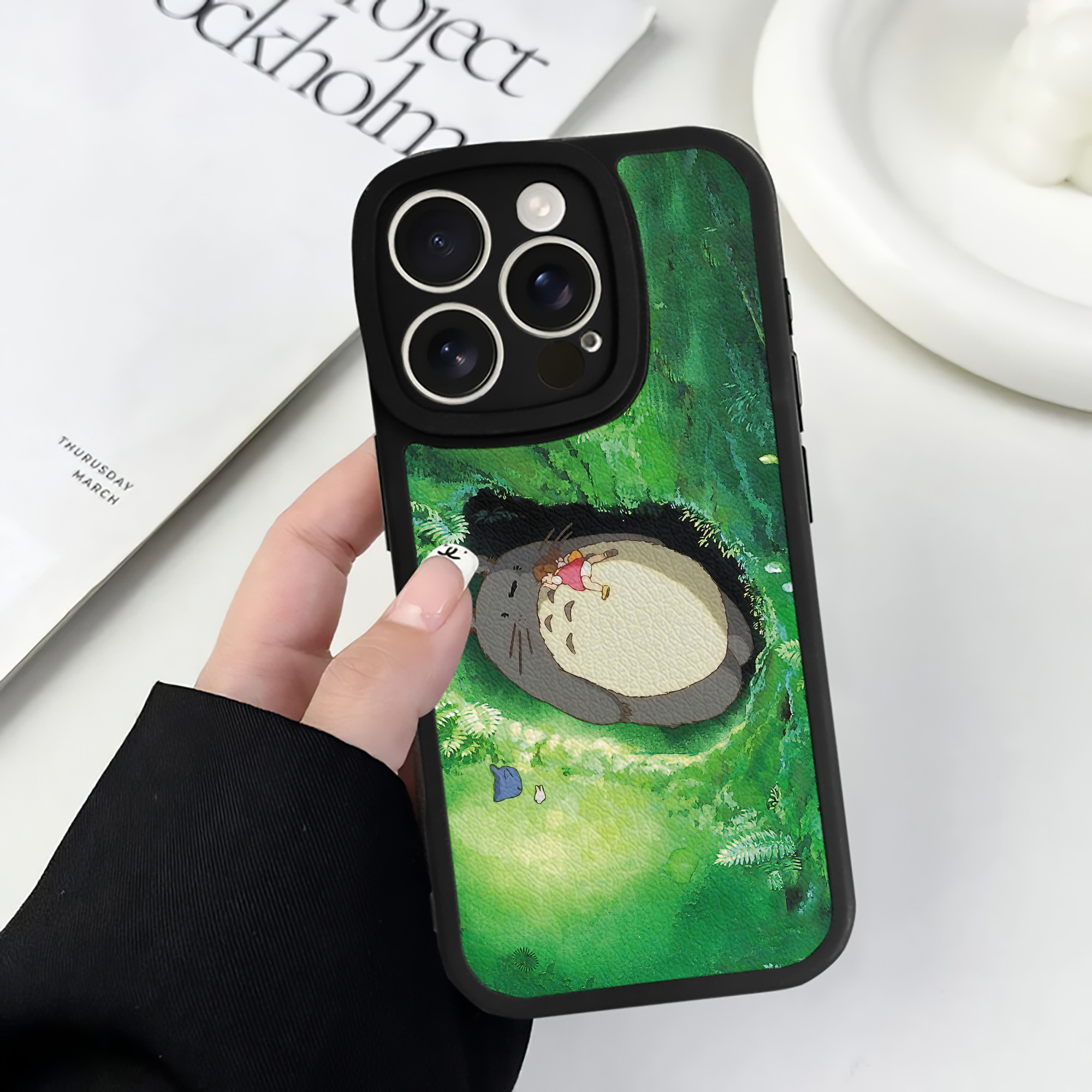 （画像用） となりのトトロ 草壁メイ 草壁サツキ My Neighbor Totoro Satsuki Kusakabe Mei Kusakabe 【iPhone 16シリーズ対応】シリコンスマホケース（レザー調） 材質：シリコン